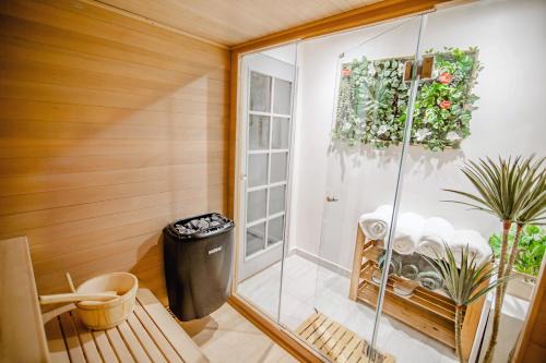 Sheffield House | Modern Central Luxury Home with Hot Tub Sauna 12PPL