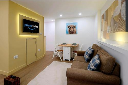 Margam House | Modern Comforts – 4 Bedroom Home for Work & Play