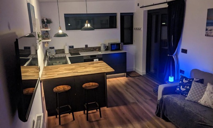 Mawnan Smith Apartment | Modern cosy apartment walking distance to many cove beaches and coast path walks as well as the famous Helford river