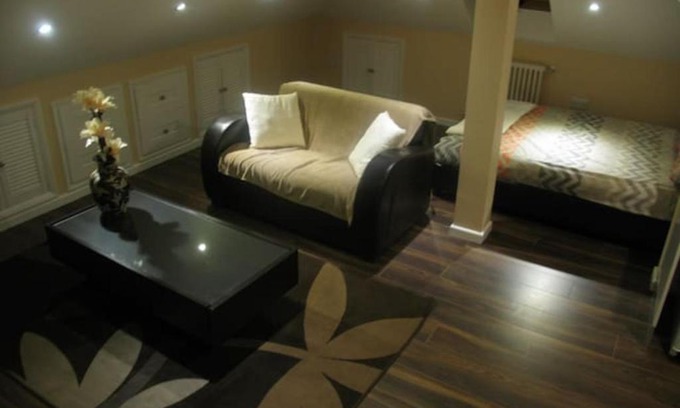 Brooklands Apartment | Modern Cosy Private Studio, WIFI, IP-TV, Must See