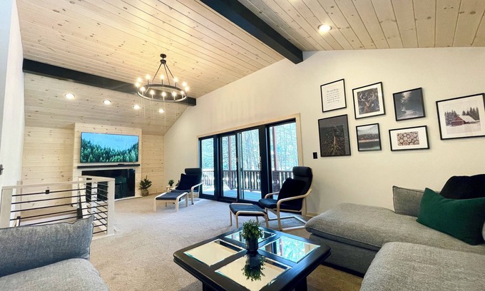 Jamaica Ski Chalet | Modern Cottage between Stratton and Mount Snow