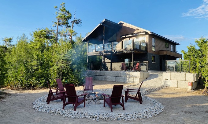 South Bruce Peninsula House | Modern cottage in the Bruce Peninsula with amazing sunset views.