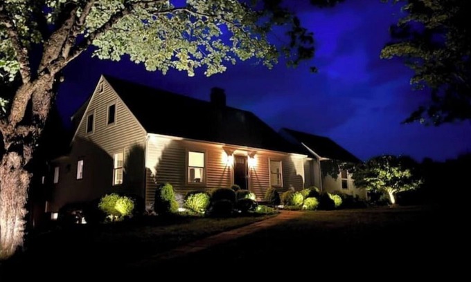 Lakeside Cottage | Modern, cozy 3 bedroom lakeside cottage