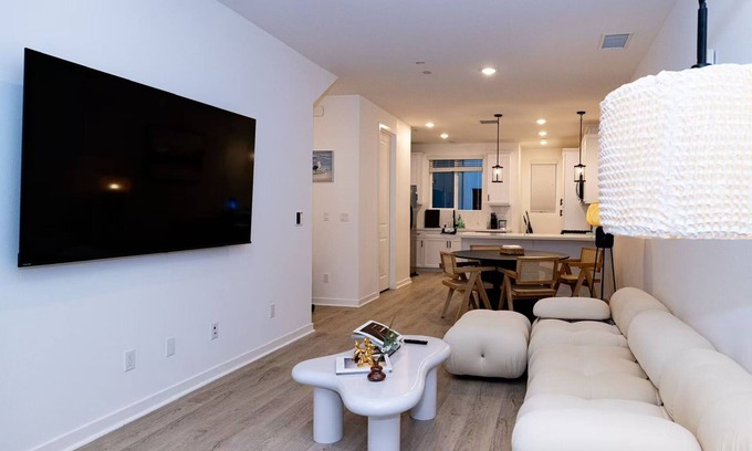 Guasti Apartment | Modern Designer Stay Bright Chic Spacious
