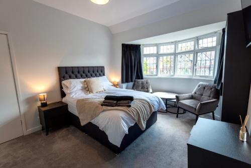 Barnt Green House | Modern Double Room with Broadband, Private TV and seating area - Room 3
