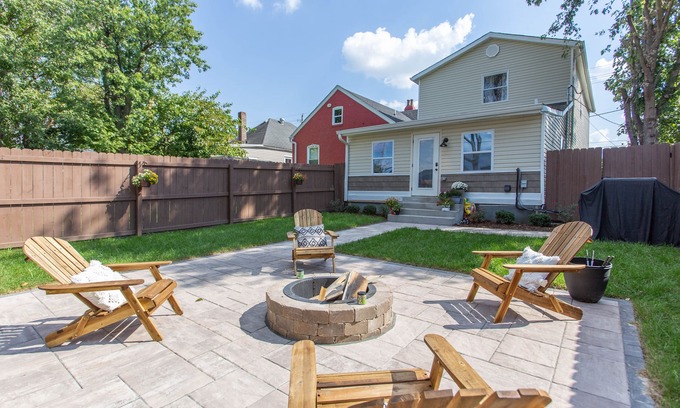 New Albany House | Modern downtown 4-BR/3 bath spacious home with free on site parking, sleeps 10