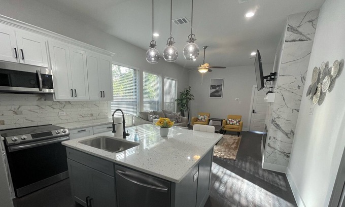 Oak Cliff House | Modern Elegant Duplex Home: 3 bedrooms and 2 baths