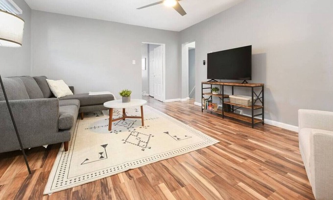 South Side Slopes House | Modern & Elegant Retreat on Monastery I 3BR