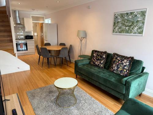 Streatham Apartment | Modern Entire House with Garden
