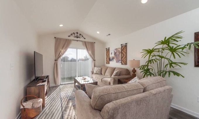 Spokane Valley House | Modern Family Home Decor & Style, KING bed, Wifi, with Garage!