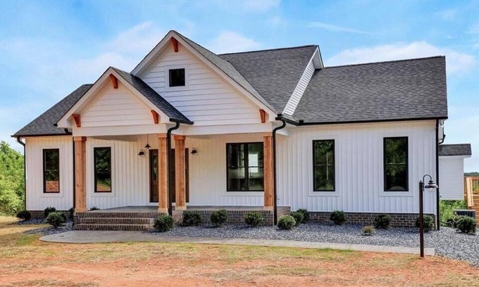 Arvonia House | Modern Farmhouse with VIEWS!