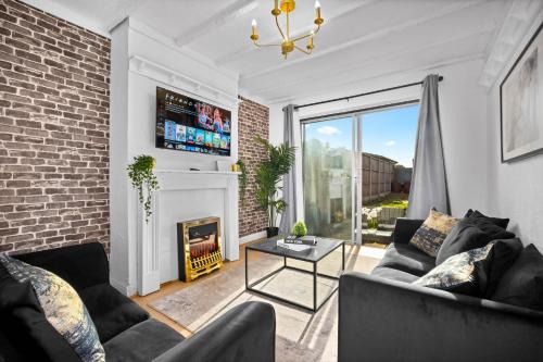 Great Barr House | Modern Four Bed House - Parking - Garden - Netflix 802W