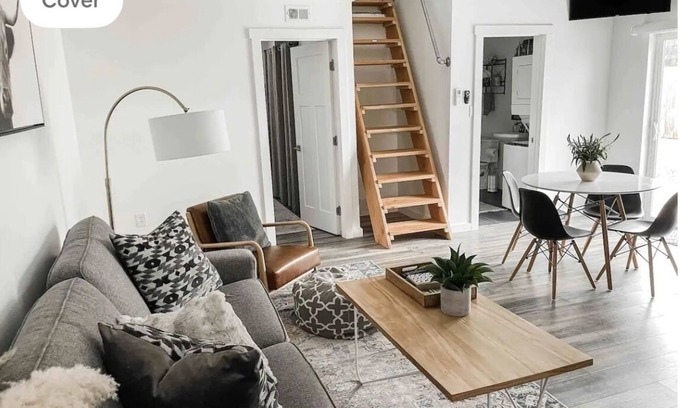 Medford Apartment | Modern Guest House w/Private Hot Tub, Loft & Fenced Yard near Jacksonville