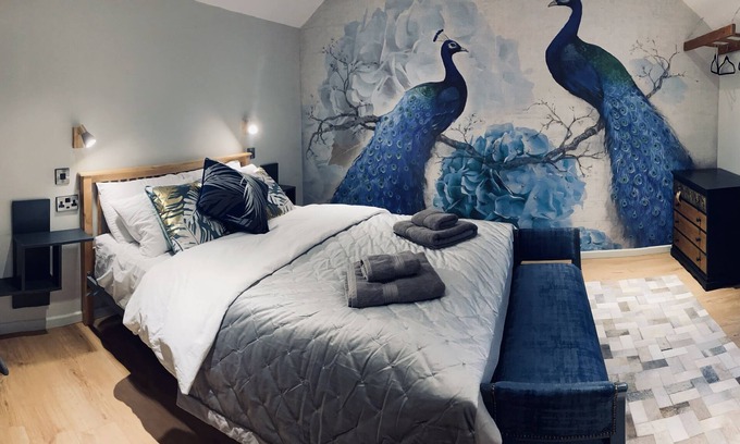Forsbrook Apartment | Modern Holiday Flat above Cosy Village pub & Restaurant