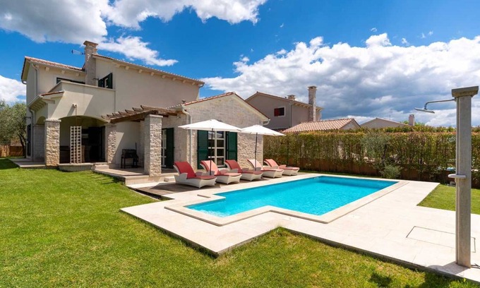 Lasici Villa | Modern holiday home with pool, fully air-conditioned