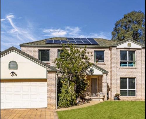 North Booval House | Modern Home - 10 Guests - 5 Bedrooms and Pool