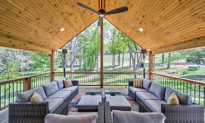 Clermont House | Modern home on vineyard with WiFi, fireplace, washer/dryer, central AC
