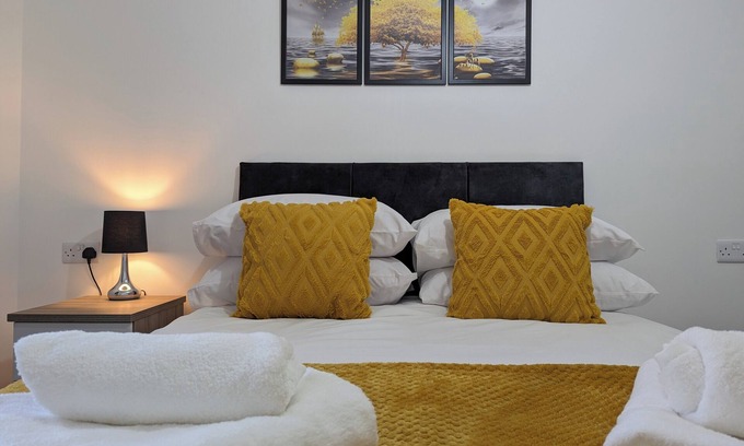 Burnley House | Modern House - 4 Bedrooms - Familyfriendly