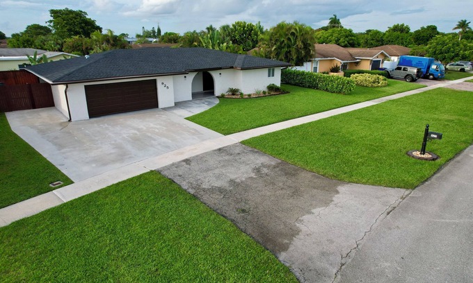 Royal Palm Beach House | Modern house in Palm Beach County