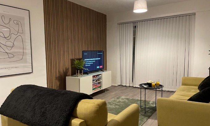 Widnes Apartment | Modern House with Fast WIFI & FREE Parking - Recently Refurbished - Contractor Friendly by IRWELL STAYS