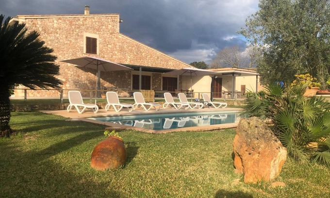 Buger Villa | Modern house with large pool