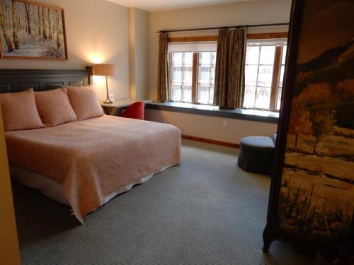 Crested Butte Hotel | Modern King Room in Heart of Mt, Crested Butte Hotel Room