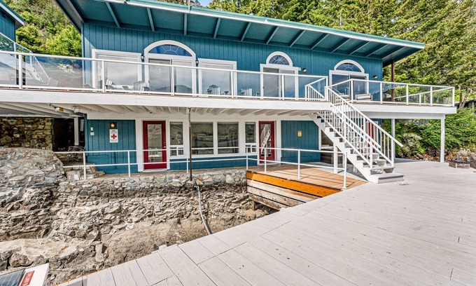 Chelan House | Modern Lake Chelan cottage & bunk house with dock & hot tub