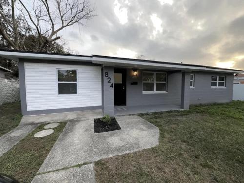 Lakeland House | Modern Lakeland Retreat Longterm
