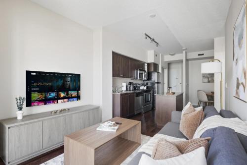 Fort York Apartment | Modern Lakeside 1BR Condo in Downtown Toronto