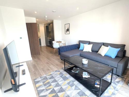 Stockwell Apartment | Modern Large Flat 1min to Stockwell Station with Skyscraper View