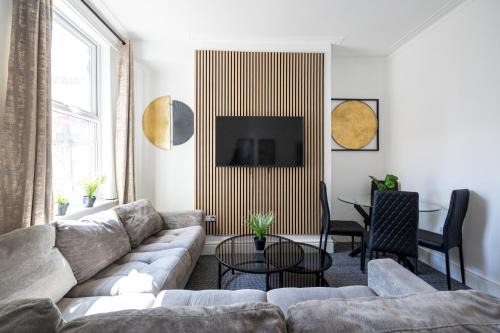 Liverpool House | Modern Liverpool Retreat - 4BR Home Near City & Stadiums
