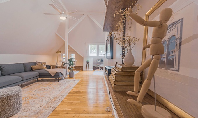 Mill River Apartment | Modern loft overlooking Wooster square