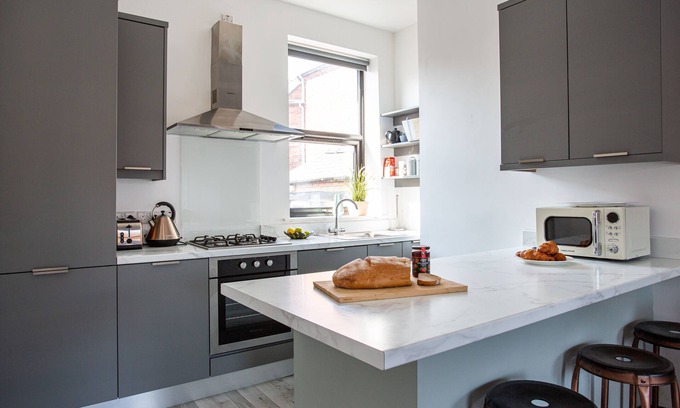 Ormeau Apartment | Modern Luxury Apartment, Sleeps 6, Best Location