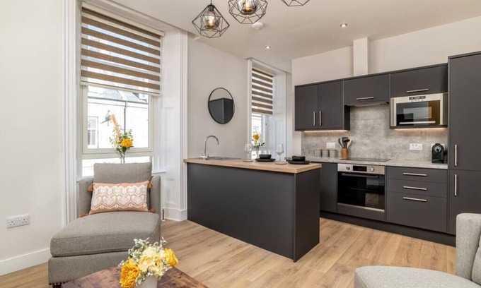 Aberdeen West End Apartment | Modern Luxury - Prime Location