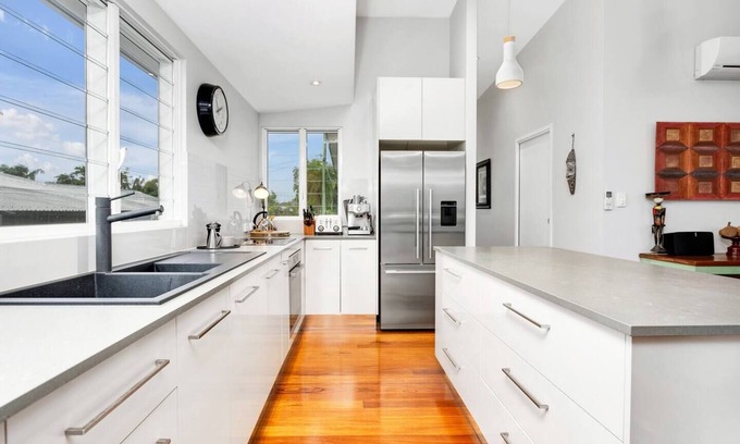Parramatta Park House | Modern meets Tropical in this Free standing Home