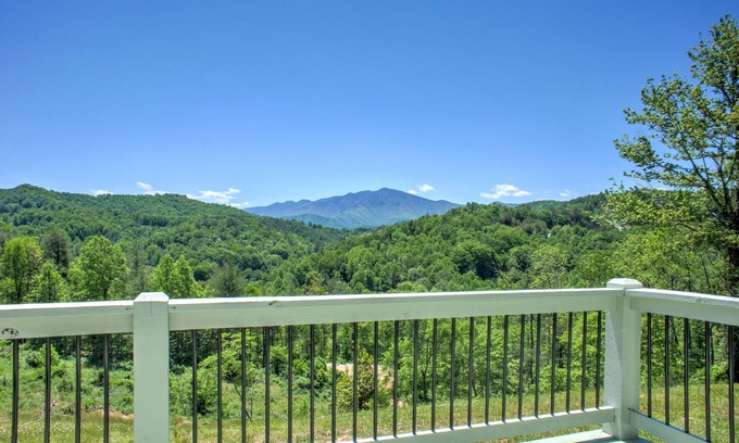Bakersville House | Modern Mountain Cabin w/Hot Tub, Game Room + Biltmore Pass