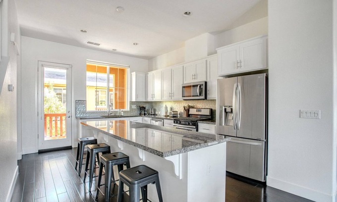 Newark House | Modern Newark 3BR w/Private Garage, near Restaurants, by Blueground