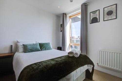 Bromley South Apartment | Modern One Bedroom Apartment & Balcony, Bow E3