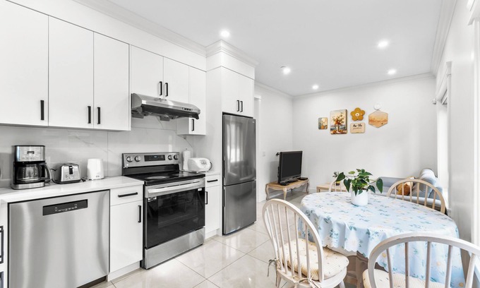 Renfrew-Collingwood House | Modern Private 3BR House