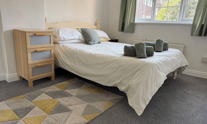 Rusholme House | Modern, quiet 3 bed house with garden & parking in Fallowfield near city centre