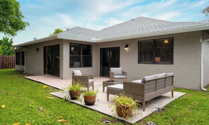 Wellington House | Modern, remodeled, pool table in Wellington!