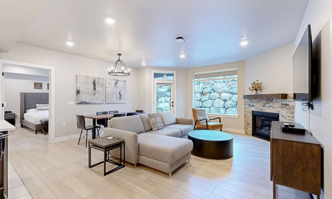 Park City Condo | Modern resort condo with pool, hot tub + shuttle service