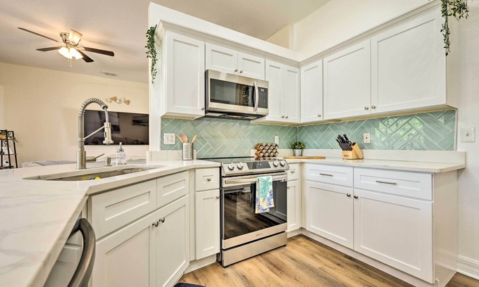 Lakeland House | Modern Retreat w/Screened Porch & Game Room!