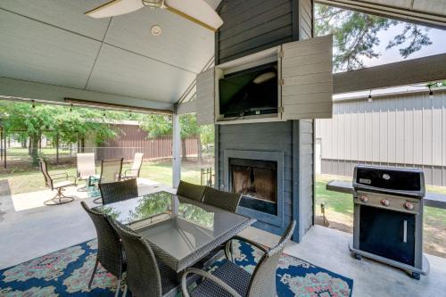 Kingston House | Modern Retreat with Gas Grill - Walk to Lake Texoma!