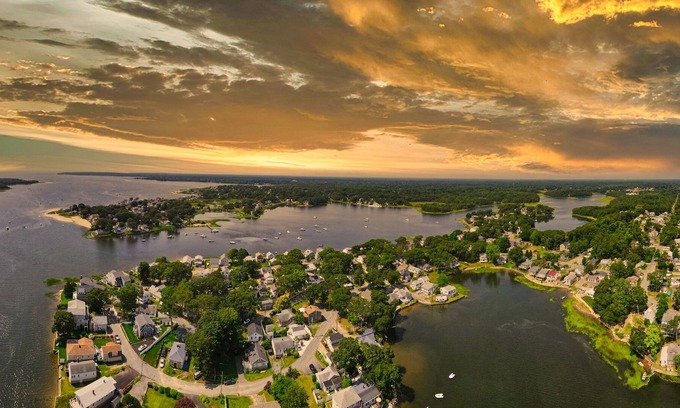 Wareham Center House | Modern Romantic Cottage on Mirror Cove