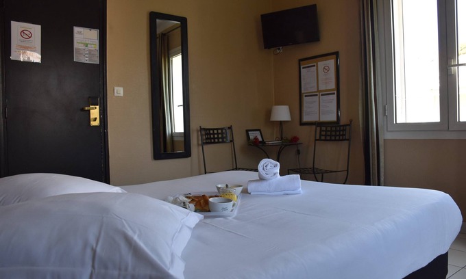Sanary-sur-Mer Hotel | Modern Room near Le Sana Beach with Lush Gardens | Private Parking