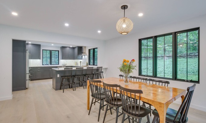 Sharon House | Modern Sharon Farmhouse: Spacious, Patio, Views