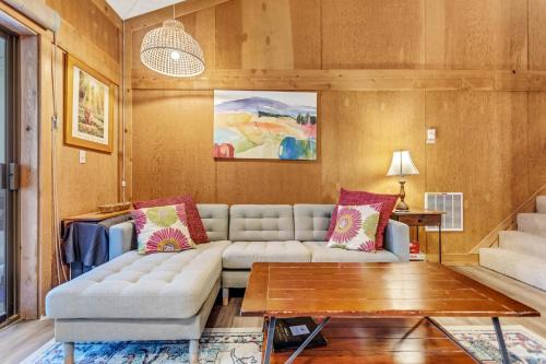Bear Valley Apartment | Modern & Sleek Condo - Creekside #110