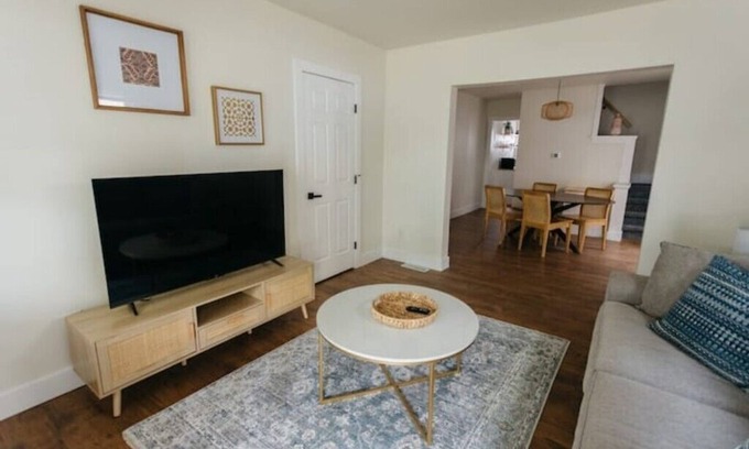 Dayton House | Modern & Spacious 2 Bedroom Home in Daytonn