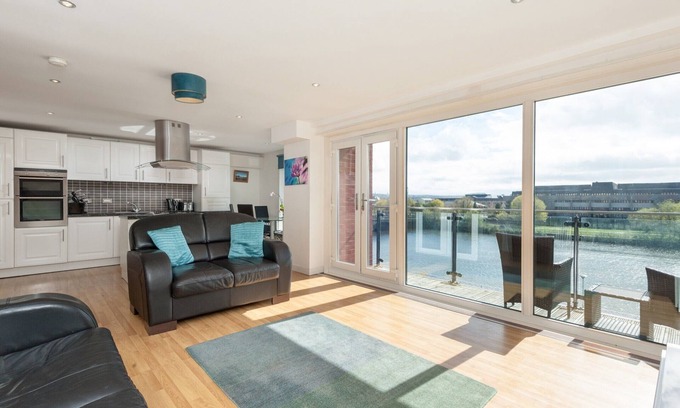 City Centre Glasgow Apartment | Modern, spacious 3-bedroom apartment in the heart of Glasgow's city centre. Sleeps 7.